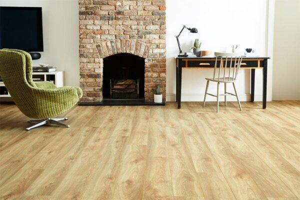Woodmark_12mm_Laminate_Flooring_Makro_Oak_Nature_01_retail_f4534030-3721-4fe3-a6bd-4de1444c53c5